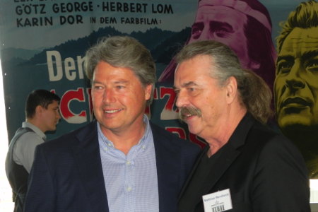 Barker und Wendlandt <br>vor dem Werbeplakat